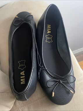 MIA Black Leather Ballet Flats with Bow Accent